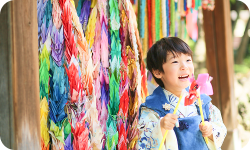 七五三のお参りを楽しむお子様