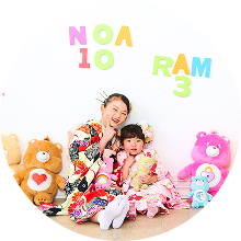 ぬいぐるみと一緒に撮影する七五三写真