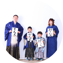家族みんなで同じポーズをした七五三写真